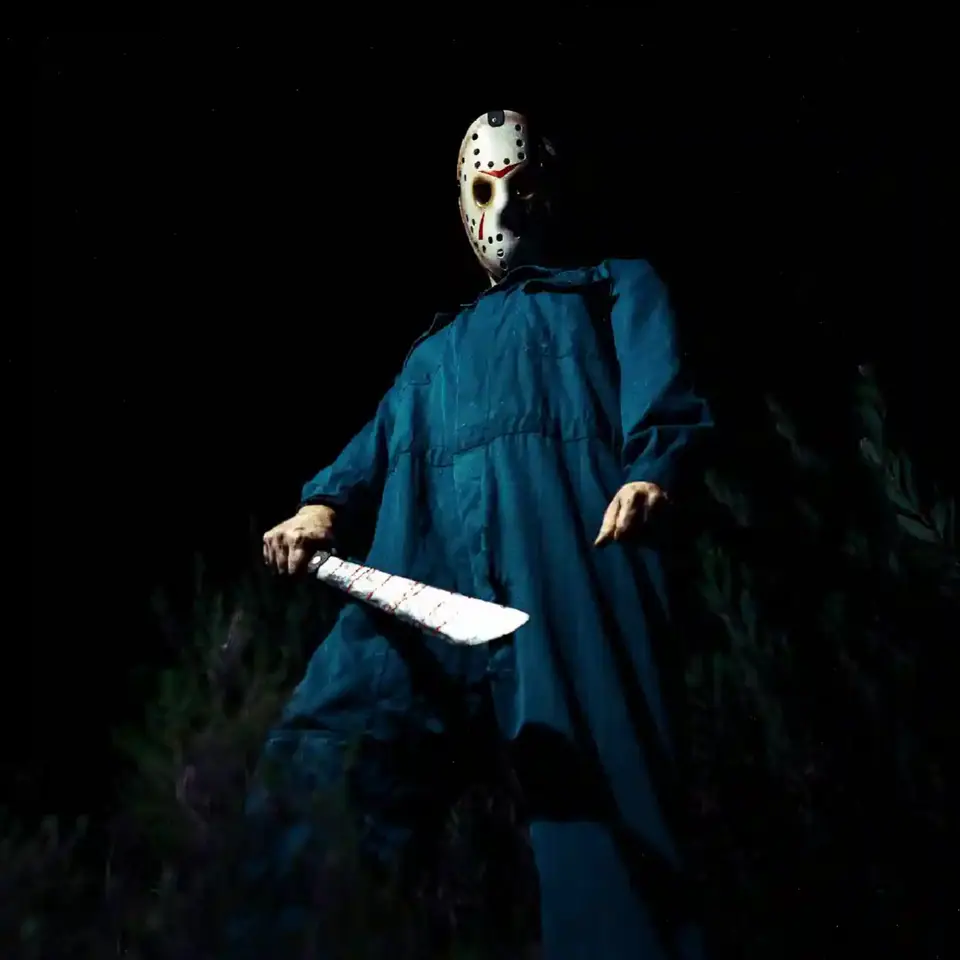 Mansão Assombrada: personagem de máscara branca com um machete